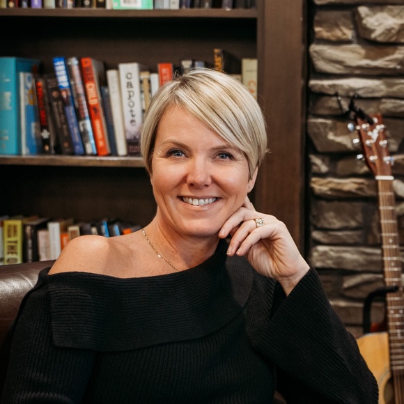 Meet your Posher, Lisa - Picture 2 of 3